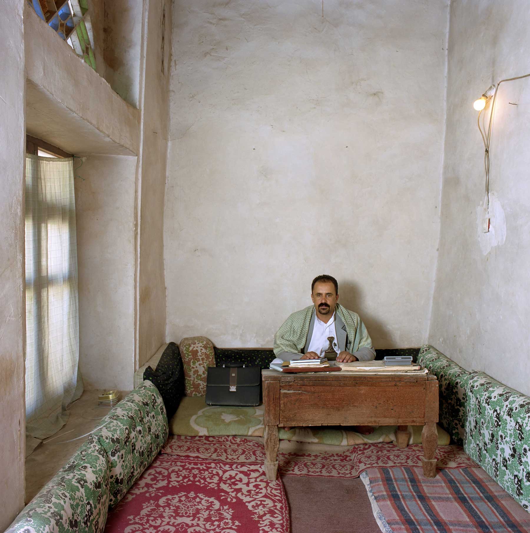 Yemen-28/2006 [Shi., MHA (b. 1962)]
Mohammed Hamid Azein (b. 1962) collects the monthly water bills in the district of Shibam, Al-Mahwit Governorate. Monthly salary: 21,600 rial ($ 121, euro 83), but he hadnÍt received a salary for five months.