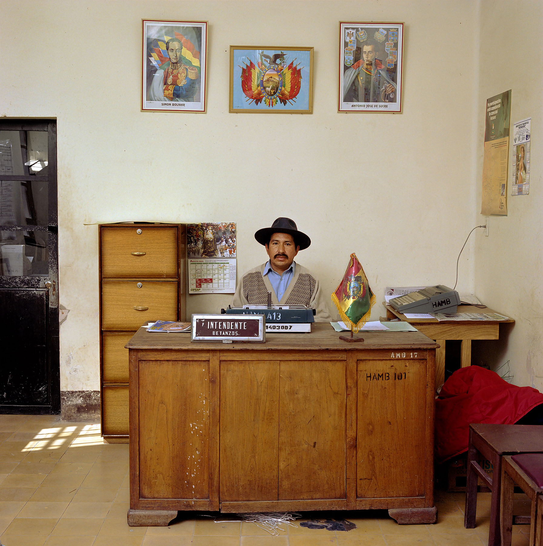Bolivia, bureaucracy, (c) Jan Banning, 2005.
Bolivia, bureaucratie, departement Potosi.

Bolivia-13/2005 [Bet.,REV (b. 1958)]
Rodolfo Villca Flores (b. 1958) is chief supervisor of market and sanitary services of the municipality of Betanzos, Cornelio Saavedra province. Previously he worked as a bricklayer, electrician, plumber and handyman. Monthly salary: 1,150 bolivianos ($ 143, euro 128).

Bolivia-13/2005 [Bet.,REV (b. 1958)]
Rodolfo Villca Flores (b. 1958) is hoofdopzichter van de markt- en reinigingsdienst van de gemeente Betanzos, provincie Cornelio Saavedra. Hij heeft eerder gewerkt als metselaar, elektricien, loodgieter en klusjesman. Maandsalaris: 1150 bolivianos (euro 128, 143 $).