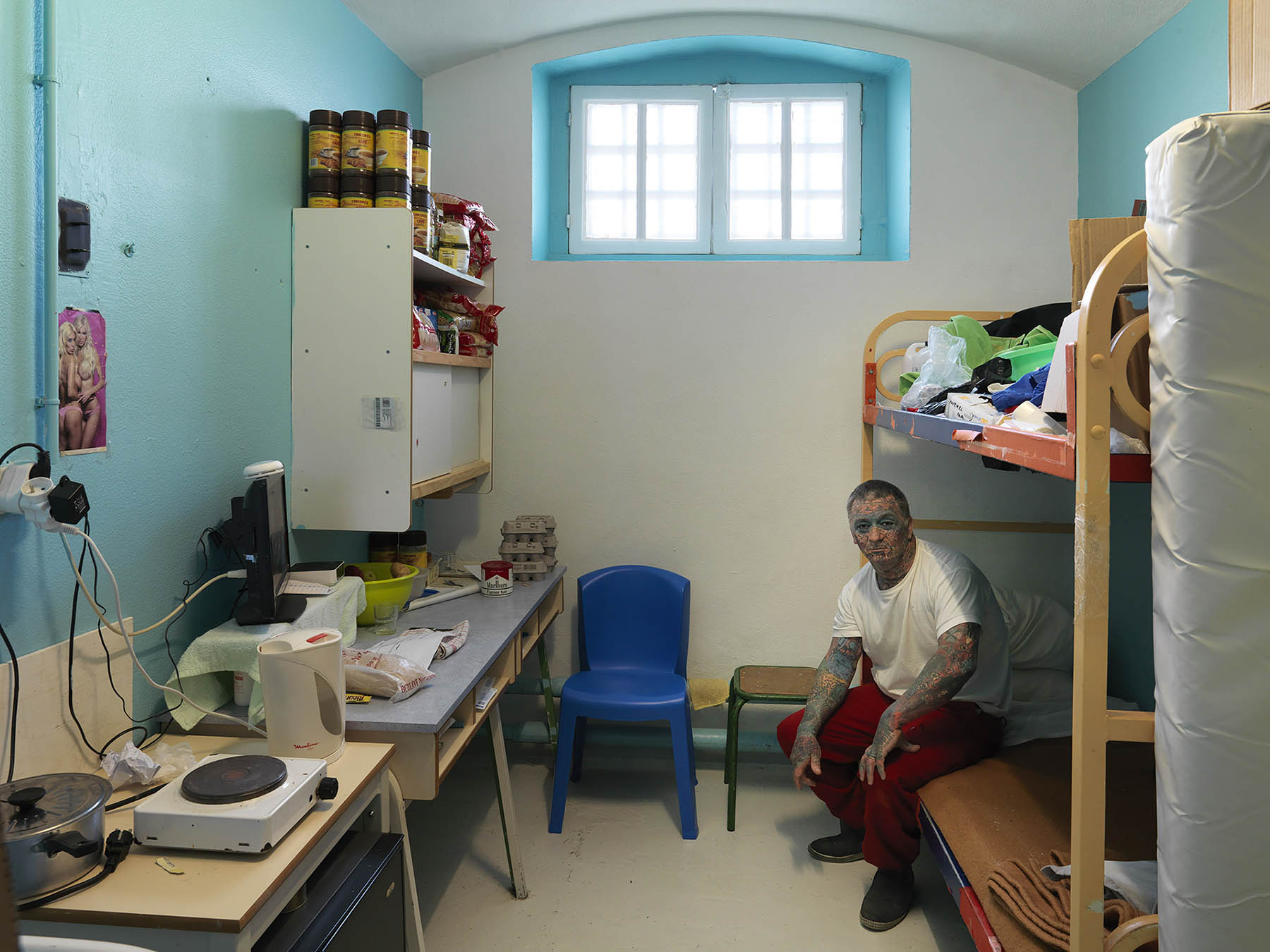 France, Oct. 2013. A prisoner in his cell in the Maison d'arrêt de Bois-d'Arcy.Frankrijk, okt. 2013. Een gevangene in zijn cel in de Maison d’arrêt de Bois-d’Arcy.