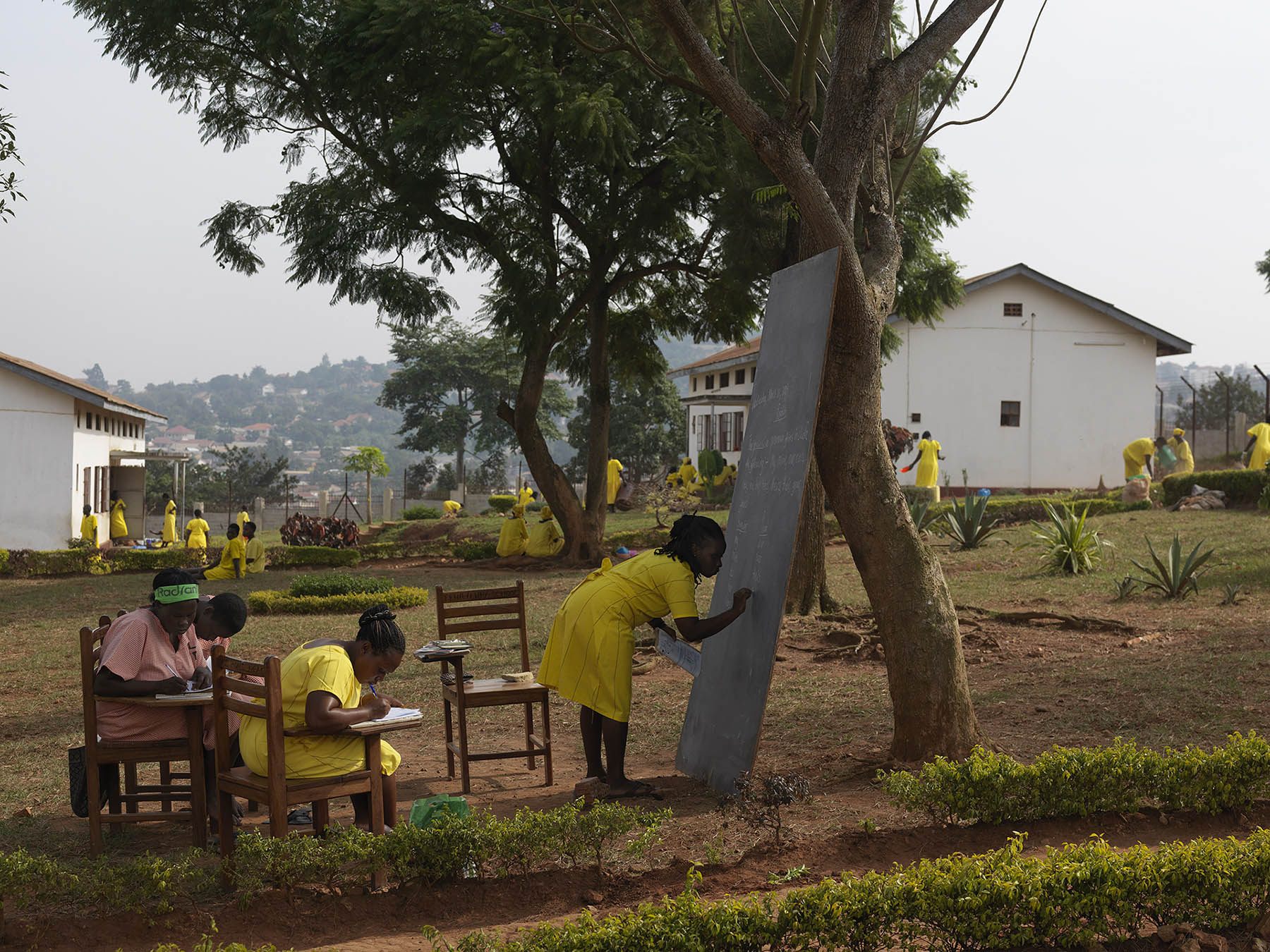 From the series "Law&Order": Uganda, criminal justice. Luzira Women's Prison: school, English lessons.Engelse les in de tuin van de vrouwenafdeling van de Luzira-gevangenis aan de rand van Kampala.