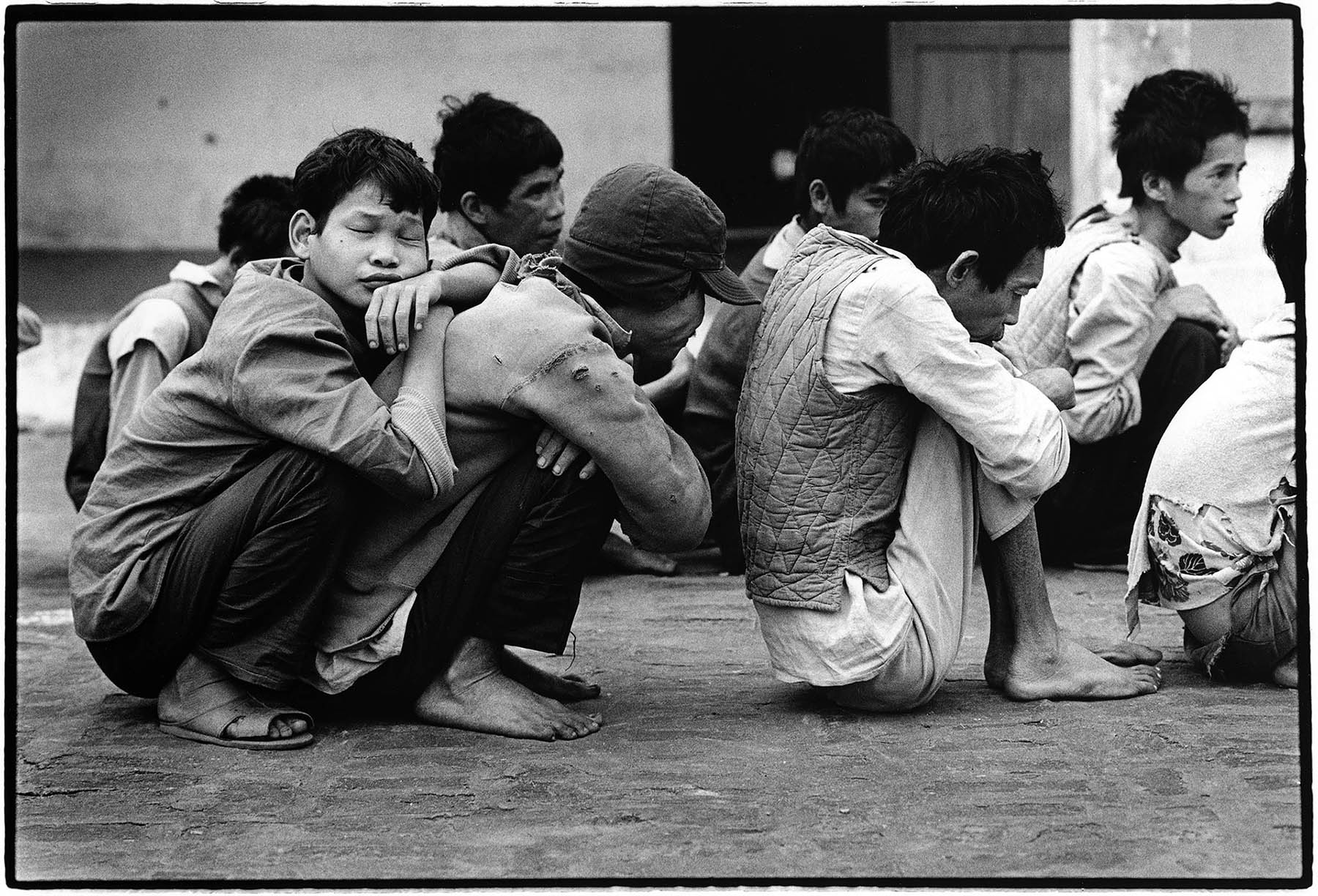 Oorlogsgevolgen en psychiatrie. Patienten in de tuin van het "Centre for Mental Treatment" in Ba Vi, ten westen van Hanoi. Veel patienten lijden aan een oorlogstrauma.